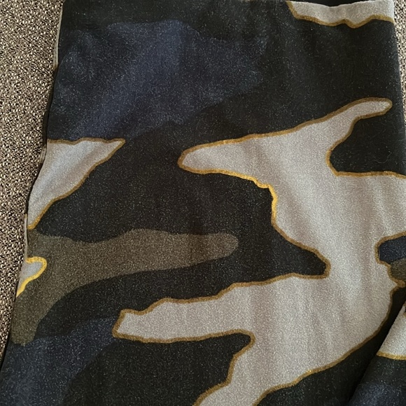 LuLaRoe Camouflage Print Leggings. One size. - Picture 2 of 7